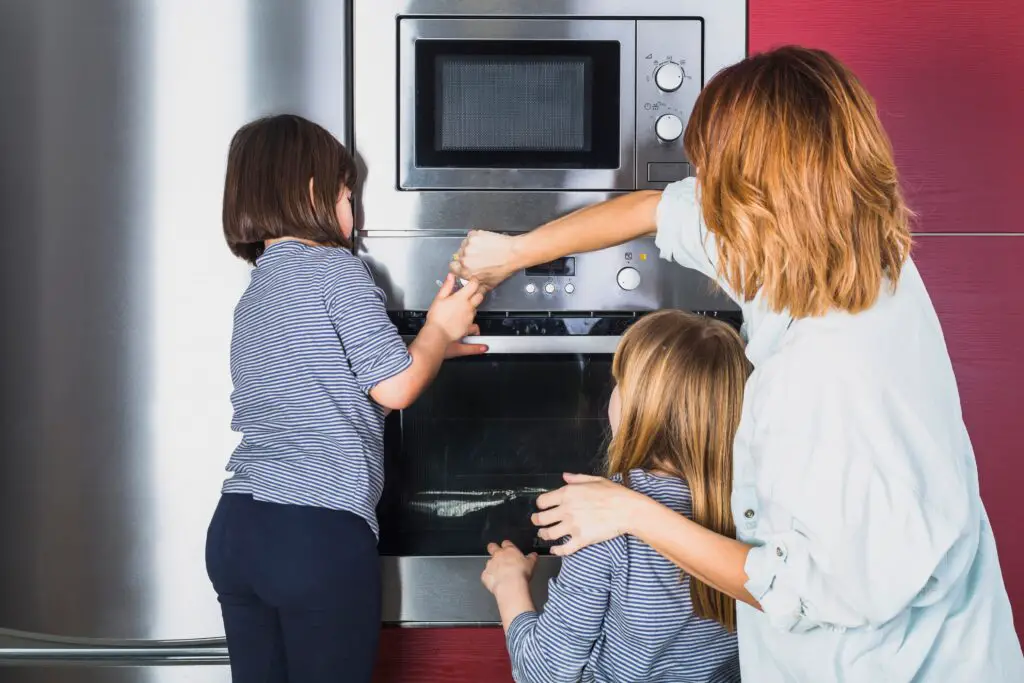 kids and mom with microwavwe